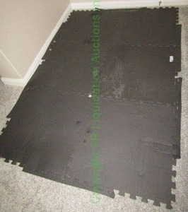 lot 186 image: Interlocking floor pads, 6 total