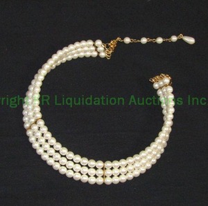 lot 147 image: Faux pearl choker necklace