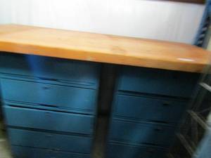 lot 393 image: METAL CABINET 4 DOOR 32 X 22 W X 20D   QTY 2   WITH WOOD WORK TOP 60 X 28 X 2