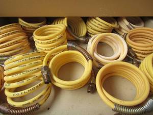 lot 414 image: Air hoses .25 x 12