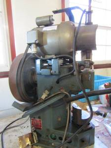 lot 439 image: Elnor A-M-P-O Electric  model 677370-1 with foot pedal & light 36H 13x15