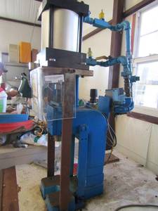 lot 440 image: Riveter Hugold Press 34-21-12 on table with metal base 48x36x36