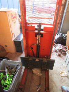 lot 4 image: PRESTO LIFT  B652MOD 1000LB LIFT CAPACITY -  NEEDS BATTERY