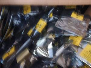 lot 101 image: 500 ELECRTRONIC Components in a box