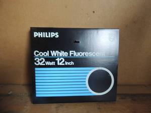 lot 139 image: 12 Phillips cool white florescent oval lights 32 watt 12
