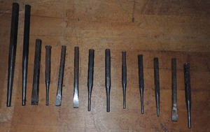 lot 154 image: Blue tub full of assorted chisels