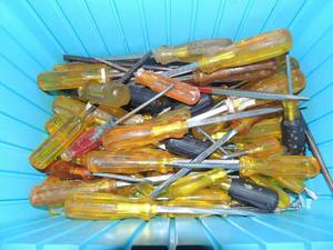 lot 164 image: Over 25 screwdrivers in tote