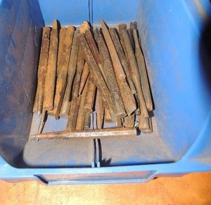 lot 202 image: blue caddy with over 25 different size chisels