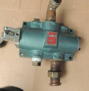 lot 218 image: Triple A air or gas 250 PSI max general purpose valve mount spool