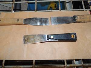 lot 341 image: Bag of putty knives over 30 pieces