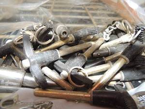 lot 357 image: bag of various locking pins