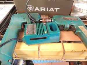 lot 362 image: 3 Mahita electric drills 2 charger parts no battery