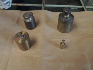 lot 370 image: Bag of gold weights