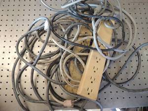 lot 522 image: Computer plugs and surge outlets