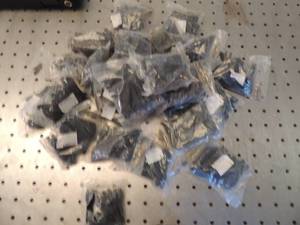 lot 535 image: 25 bags of snap latches