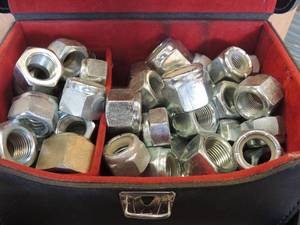 lot 542 image: Box of  wire connector 2  bolts and box of assorted nuts