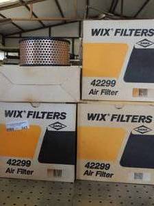 lot 543 image: 6 WIX Filters air filters 42299