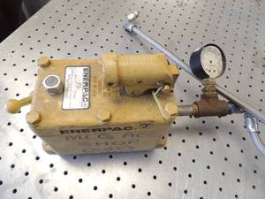 lot 553 image: Enerpac P-51-max 3000 PSI max 205 bar has a pressure gauge and hose attached