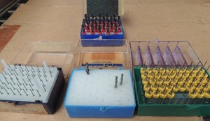lot 560 image: Tub of ring set drill bits