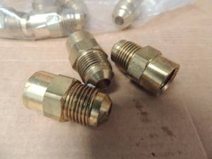 lot 576 image: 1 brass hose fittings