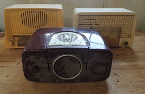 lot 607 image: 3 vintage radios-1 GE, 1 Zenneth, 1RCA Victor m#5-x-562