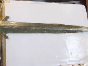 lot 617 image: Box of green ground stakes 25 plus pieces