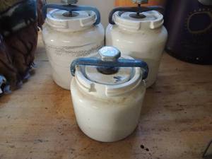 lot 629 image: 4 aluminum cans 3 white cannisters with screw on lids 2 large 9 and 1 medium 7
