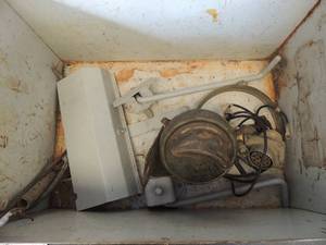 lot 666 image: Metal tool box 10x19x12 gray with metal inside