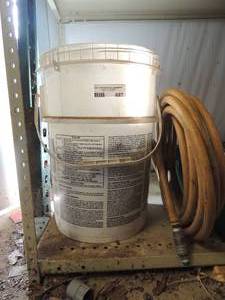 lot 687 image: white bucket of air hose connectors over 20 pieces 1 air hose
