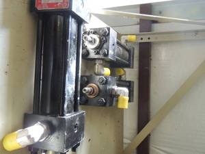 lot 691 image: Miller power packed hydrolic cylinder x 3 2000 PSI