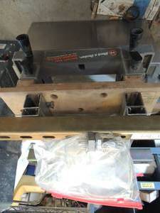 lot 707 image: metal bracket Black and decker benc top workmate- metal insulated Berd AC servo mata in bag