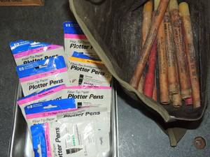 lot 723 image: Platter pens 0.3mm and roadside flare sticks
