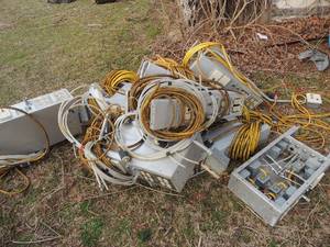 lot 745 image: 4 compressed air vacume boxes, electriccable,
