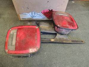 lot 768 image: Box of flashlights 2 red trailor lights