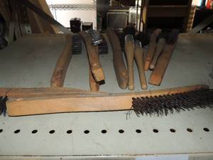 lot 828 image: lot of brushes-wire and soft tip