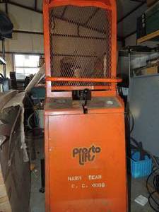lot 830 image: Presto hydrolic lift truck modelB65 2mod Cap1000 ibs-15 LG serial15829-6-6 Battery amp 15 max,  need  NEW BATTERY - WORKED WHEN OWNER TESTED