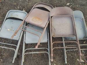 lot 737 image: 5 metal folding chairs