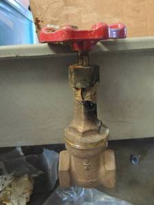 lot 974 image: 34 Milwaukee GATE VALVE 125 lbs  QTY 5