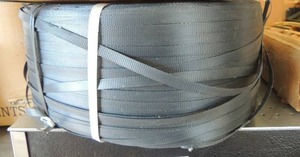 lot 927 image: Roll of black PLASTIC STRAPPING &  box of rope