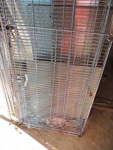 lot 986 image: 8 loose WIRE shelving  - SHELVES & Various poles