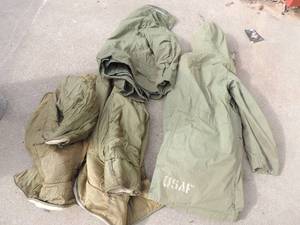lot 914 image: Lot of large size Army jackets, Field cold weather coat small stock number 8405-782-2936