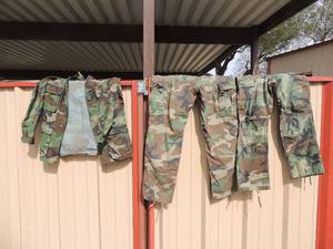 lot 915 image: 4 pair mens medium camo pants 2 medium camo jackets  stock number 8090 9404