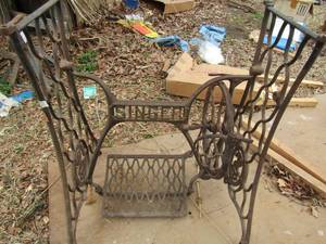 lot 988 image: Singer TREDLE Sewing stand