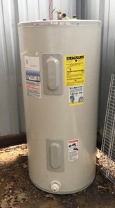 lot 1015 image: G E 30 GAL ELECTRIC  WATER HEATER - OWNERS REPLACED WITH LARGER UNIT FOR HOUSE