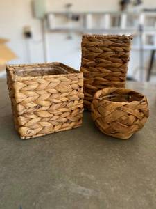 lot 49 image: Set of 3 wicker Baskets with Glass inserts