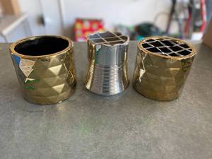 lot 68 image: 1 Silver 2 Gold Planters