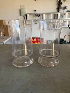 lot 72 image: 2 Glass Vases