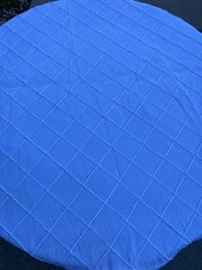 lot 101 image: White pattern Table Cloth (87�x125�)