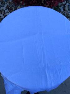 lot 102 image: White Table Cloth (124� round)