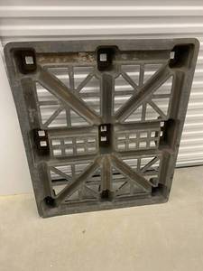 lot 151 image: Pallets (4)